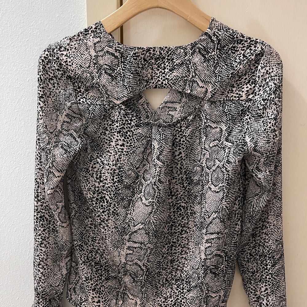 A bundle of two Guess blouse.Color blue and light brown. Worn twice almost new - Picture 4 of 4